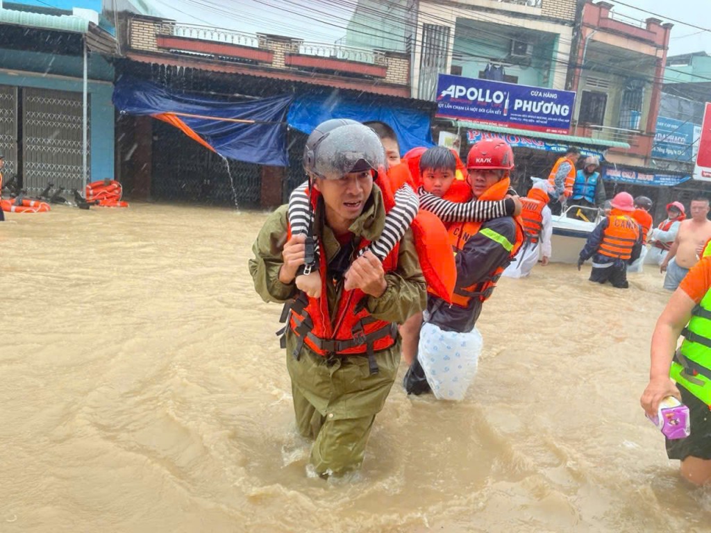 Mực nước các sông lên nhanh, có nơi gần bằng ngưỡng lũ lịch sử năm 2009, các lực lượng Công an, Bộ đội... khẩn trương di dời dân đến nơi an toàn (Ảnh: CA)