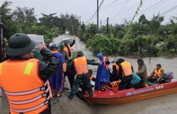 Gia Lai: Kịp thời cứu hộ 11 người dân bị nước lũ cô lập