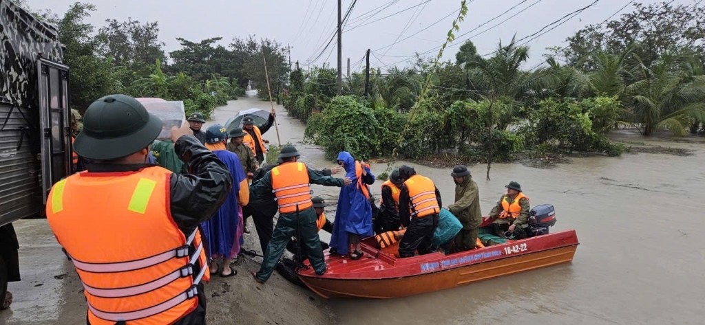 Lực lượng chức năng dùng ca nô giải cứu 11 người dân bị nước lũ cô lập (Ảnh: CA)