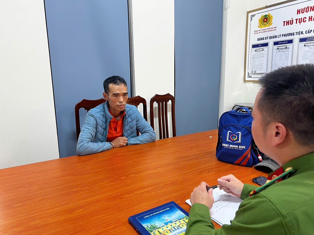 Điều tra viên lấy lời khai của đối tượng Nguyễn Tiến Sinh