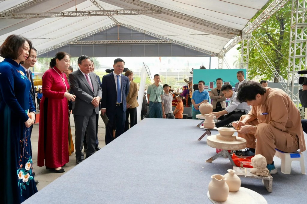 Hà Nội: kỷ nguyên vươn mình và khát vọng tăng trưởng hai con số Hà Nội: kỷ nguyên vươn mình và khát vọng tăng trưởng hai con số