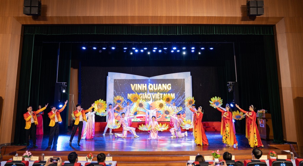 Tiết mục văn nghệ chào mừng (Ảnh Út Vũ)