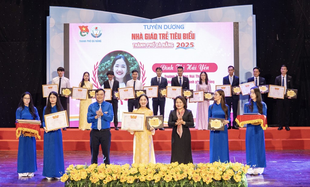 Họ chính là những ngọn đuốc truyền lửa, là người bạn đồng hành của học sinh, sinh viên, là sợi dây kết nối giữa tri thức, truyền cảm hứng (Ảnh Đ.Minh)