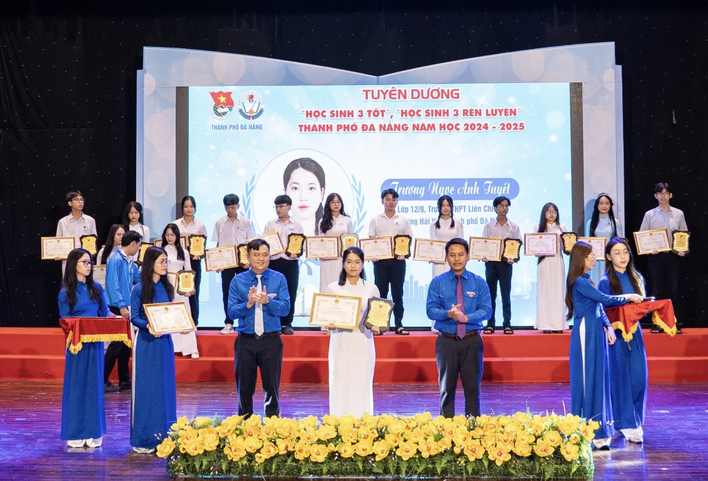 Tuyên dương “Học sinh 3 tốt”, “Học sinh 3 rèn luyện” (Ảnh Đ.Minh)