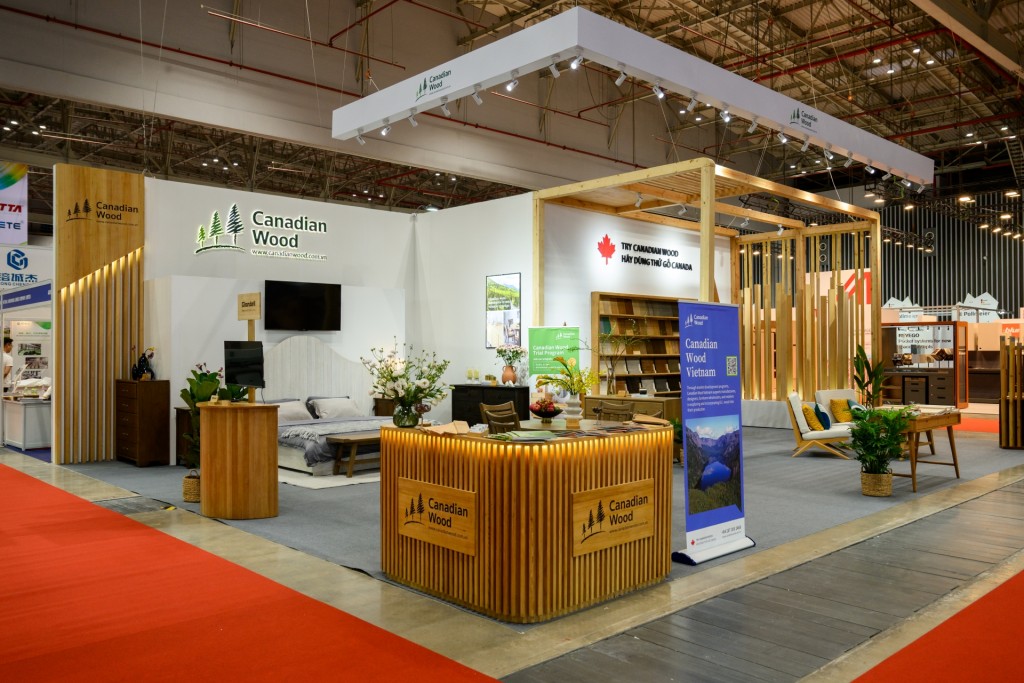 Canadian Wood Việt Nam mang đến không gian trưng bày ấn tượng với đa dạng các ứng dụng nội thất từ gỗ Canada