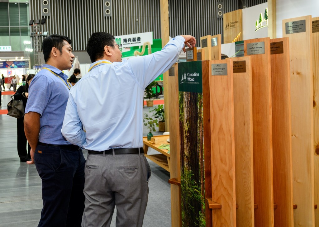 Gian hàng Canadian Wood Việt Nam thu hút đông đảo các nhà sản xuất trong và ngoài nước, các công ty xây dựng – thiết kế nội thất