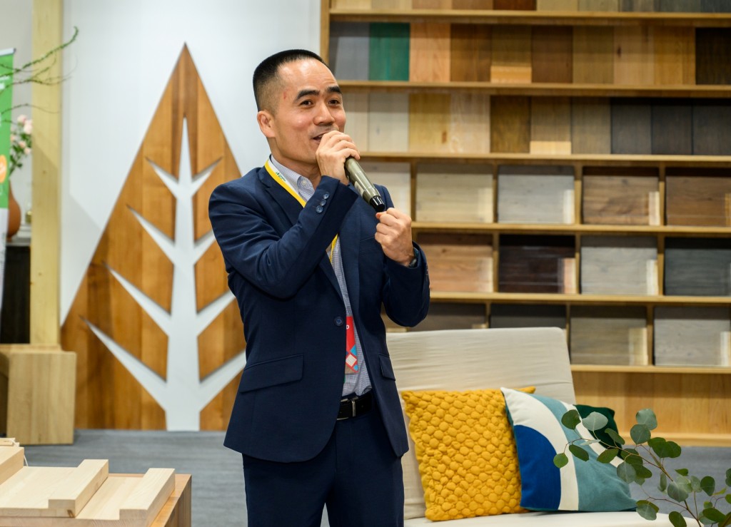 Ông Trần Thanh Vẹn, Giám đốc Quốc gia của Canadian Wood Việt Nam, phát biểu tại booth