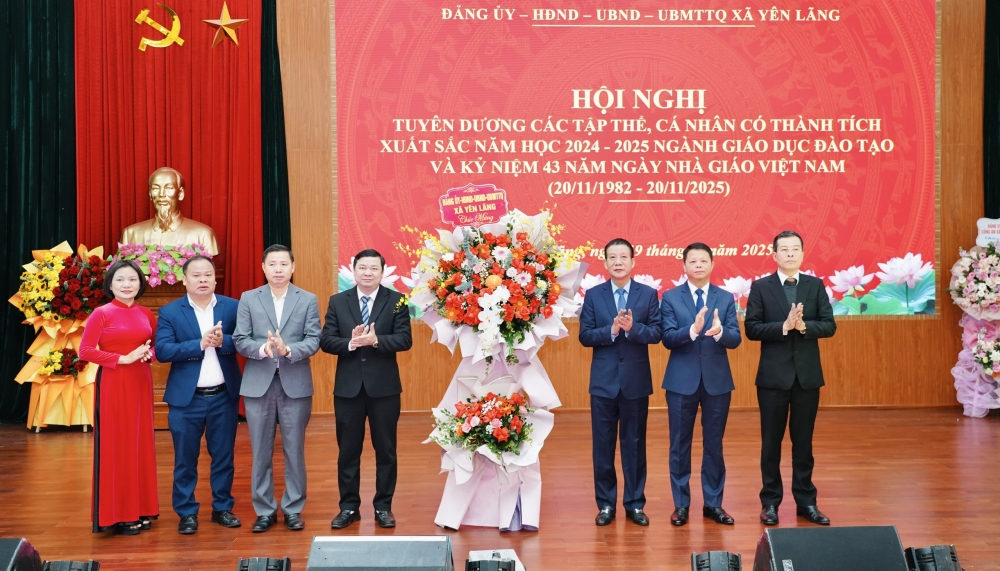 Lãnh đạo xã Yên Lãng chúc mừng ngành Giáo dục và Đào tạo xã nhân kỷ niệm 43 năm Ngày Nhà giáo Việt Nam 20-11. Ảnh: Ngọc Lương Lãnh đạo xã Yên Lãng chúc mừng ngành Giáo dục và Đào tạo xã nhân kỷ niệm 43 năm Ngày Nhà giáo Việt Nam 20-11. Ảnh: Ngọc Lương