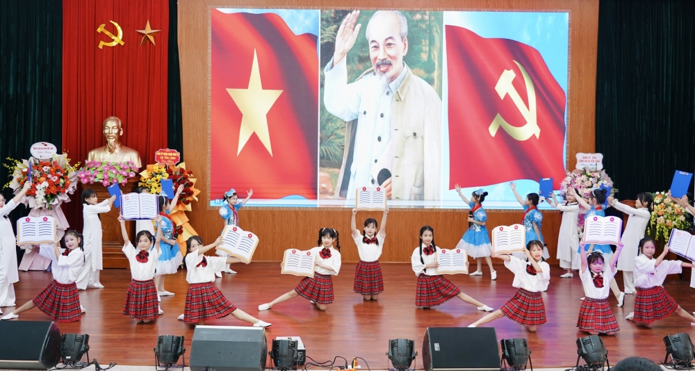 Học sinh tại Yên Lãng được đào tạo toàn diện về học vấn và phát triển văn, thể, mỹ. Học sinh tại Yên Lãng được đào tạo toàn diện về học vấn và phát triển văn, thể, mỹ.