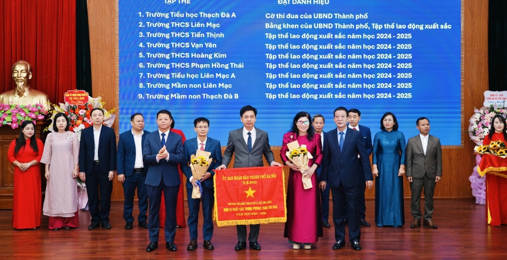 2 / 2 Lãnh đạo xã Yên Lãng trao thưởng cho các tập thể và cá nhân có thành tích trong năm học 2024-2025. Ảnh: Ngọc Lương 2 / 2 Lãnh đạo xã Yên Lãng trao thưởng cho các tập thể và cá nhân có thành tích trong năm học 2024-2025. Ảnh: Ngọc Lương
