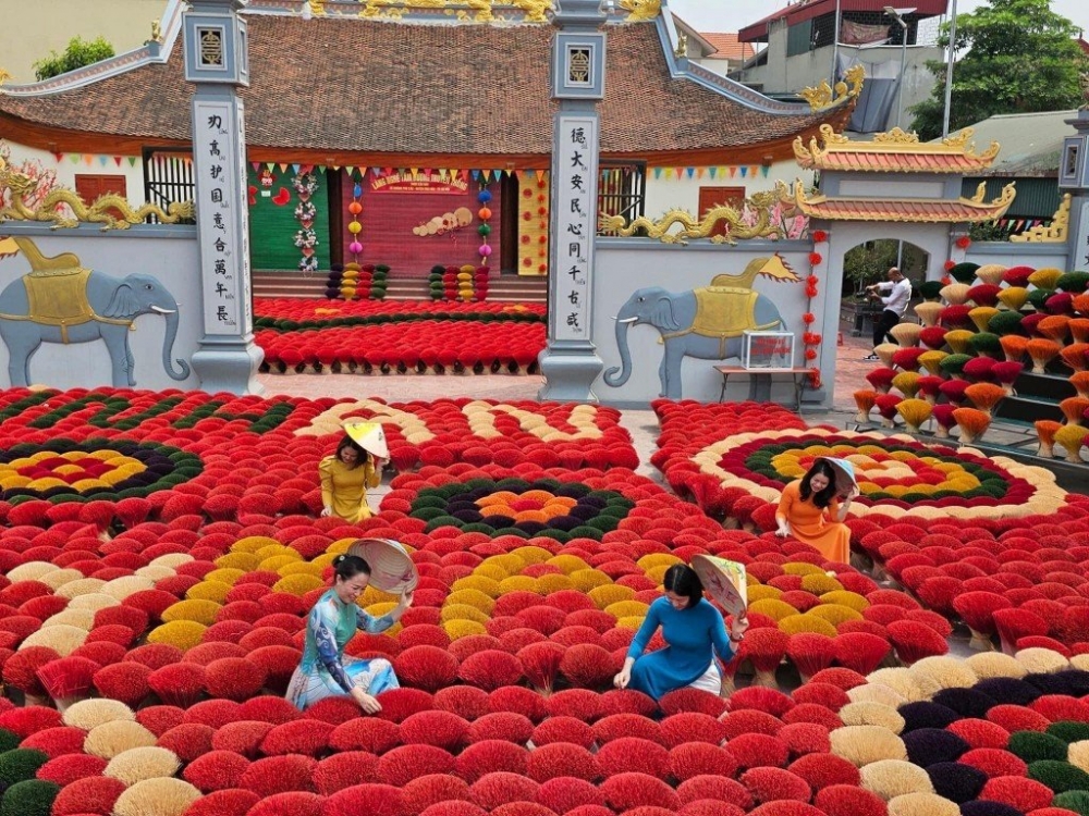 Du khách mặc áo dài truyền thống check-in ở làng nghề truyền thống Quảng Phú Cầu