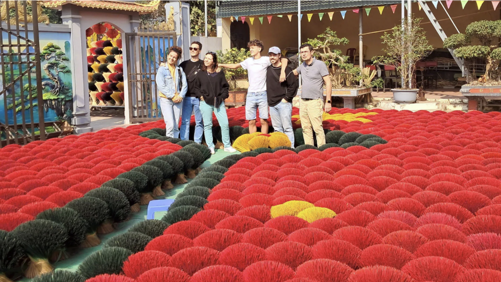 Du khách quốc tế trải nghiệm du lịch cộng đồng ở làng hương Quảng Phú Cầu