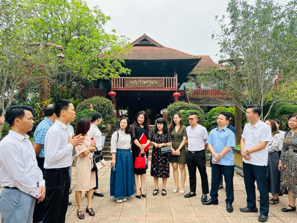 Đoàn khảo sát của Sở Du lịch Hà Nội tìm hiểu khu du lịch Mộc Lâm Viên. Ảnh: Hoàng Lân