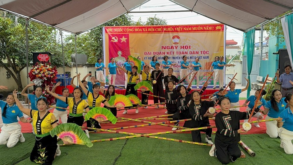 Tiết mục văn nghệ tại Ngày hội Đại đoàn kết Tiết mục văn nghệ tại Ngày hội Đại đoàn kết