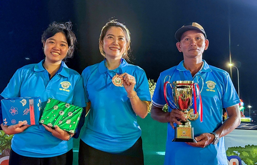 Đội HTX Huy Thịnh, xã Đầm Dơi xuất sắc giành giải Nhất càng cua to hạng 300–350 g và giải Ba trói cua nhanh