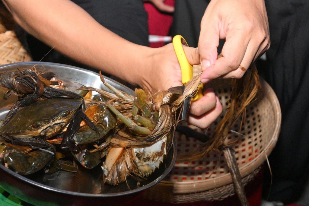 Thí sinh khéo léo thực hiện phần thi trói cua.