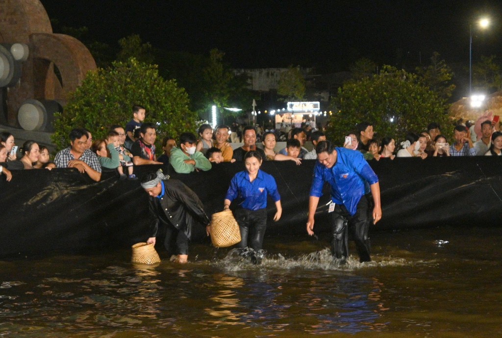 Thí sinh hào hứng mò cua, trói chắc và cân ký để tính điểm trong phần thi.