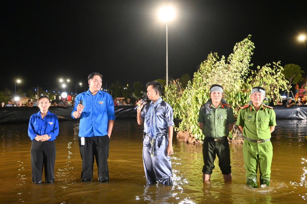 Các đội tham gia cuộc thi “Trói cua nhanh nhất” nghe phổ biến thể lệ cuộc thi.