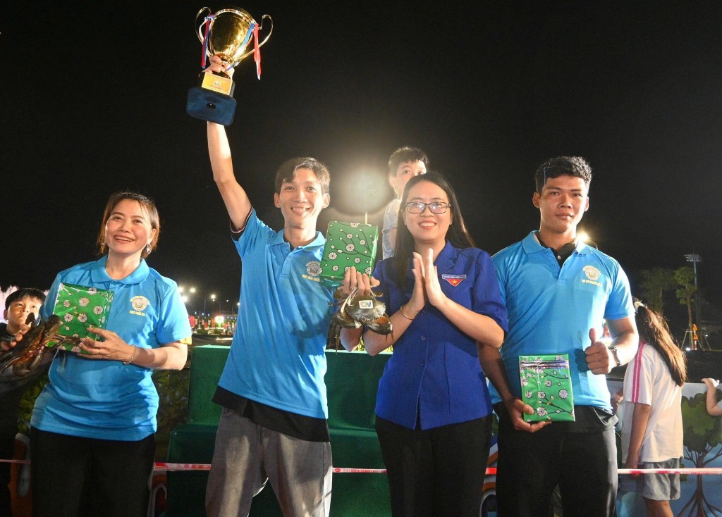 Giải Nhất hạng cân 400–450 g được trao cho bạn Châu Ngọc Giàu, Báo và Phát thanh – Truyền hình Cà Mau.