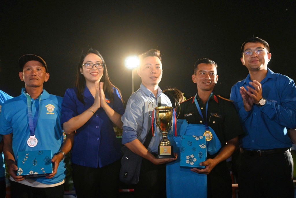 Đội Bộ Chỉ huy Quân sự tỉnh Cà Mau xuất sắc giành giải Nhất cuộc thi “Trói cua nhanh nhất”.