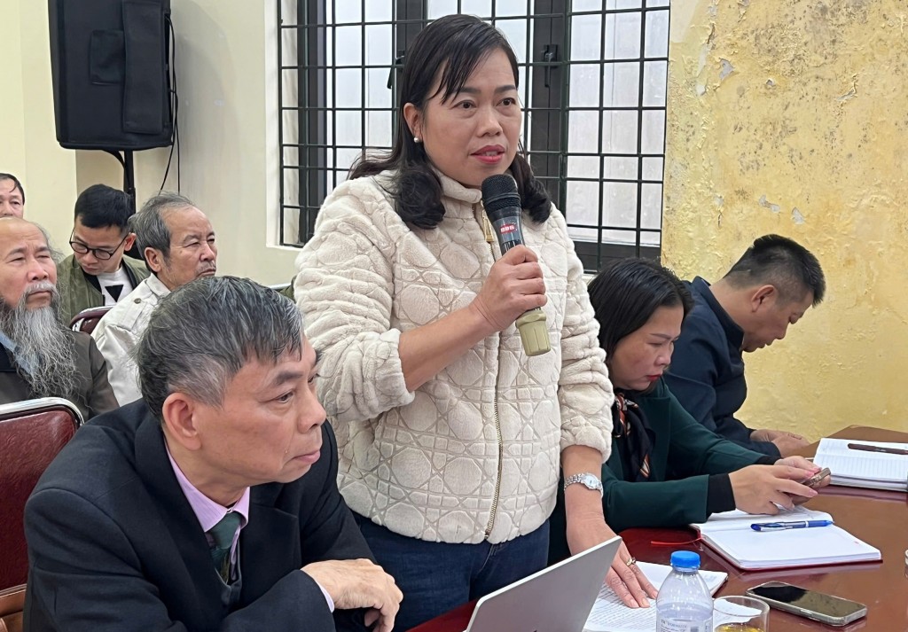 Cử tri phường Tây Mỗ phát biểu ý kiến tại hội nghị 