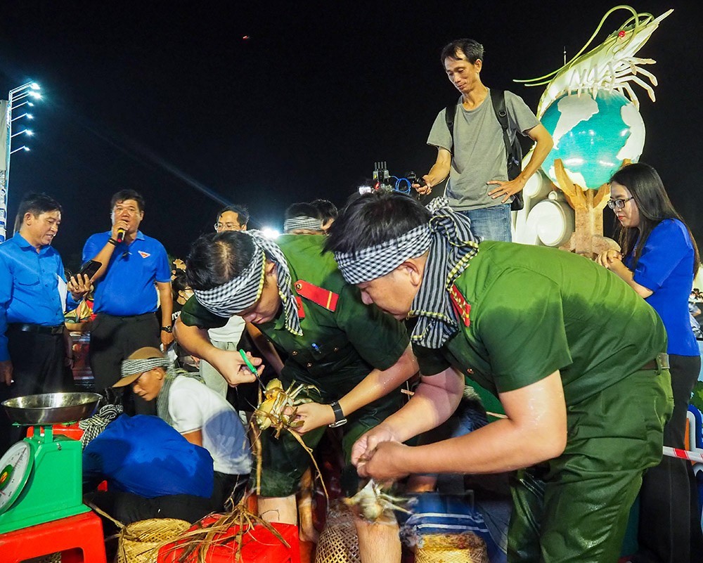 Hai cuộc thi độc đáo làm nóng không khí Ngày hội Cua Cà Mau