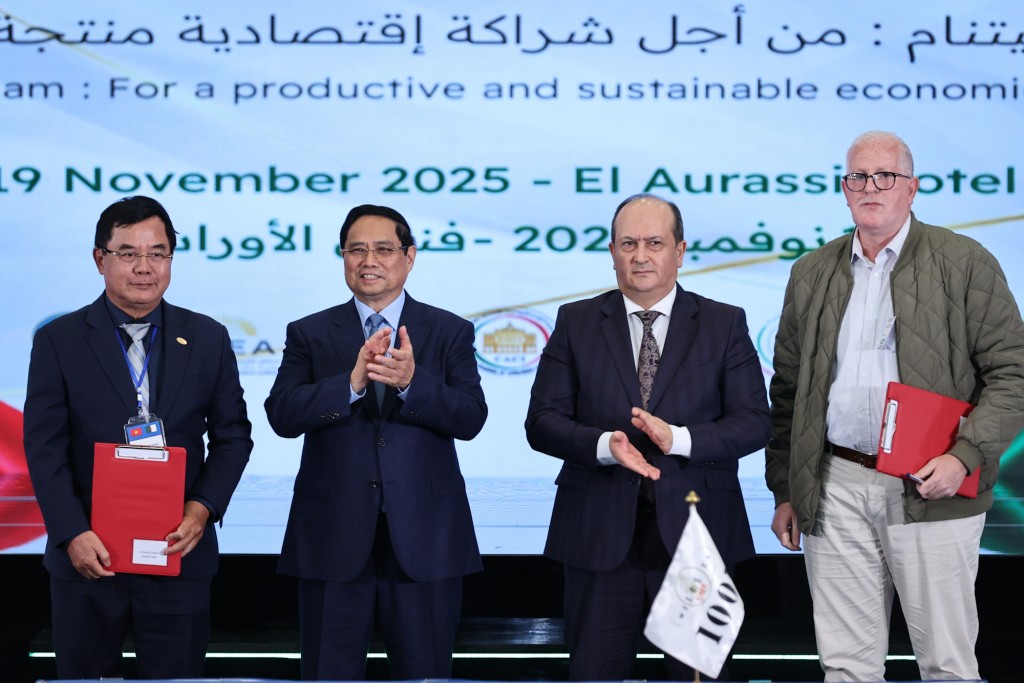 Thủ tướng Phạm Minh Chính và Thủ tướng Sifi Ghrieb chứng kiến ký kết giữa các doanh nghiệp Việt Nam và Algeria - Ảnh: VGP/Nhật Bắc Thủ tướng Phạm Minh Chính và Thủ tướng Sifi Ghrieb chứng kiến ký kết giữa các doanh nghiệp Việt Nam và Algeria - Ảnh: VGP/Nhật Bắc