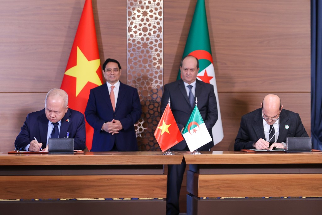 Thủ tướng Phạm Minh Chính và Thủ tướng Sifi Ghrieb chứng kiến lễ ký Phụ lục của Nghị định thư về việc xử lý nợ tổng thể giữa Chính phủ hai nước - Ảnh: VGP/Nhật Bắc Thủ tướng Phạm Minh Chính và Thủ tướng Sifi Ghrieb chứng kiến lễ ký Phụ lục của Nghị định thư về việc xử lý nợ tổng thể giữa Chính phủ hai nước - Ảnh: VGP/Nhật Bắc