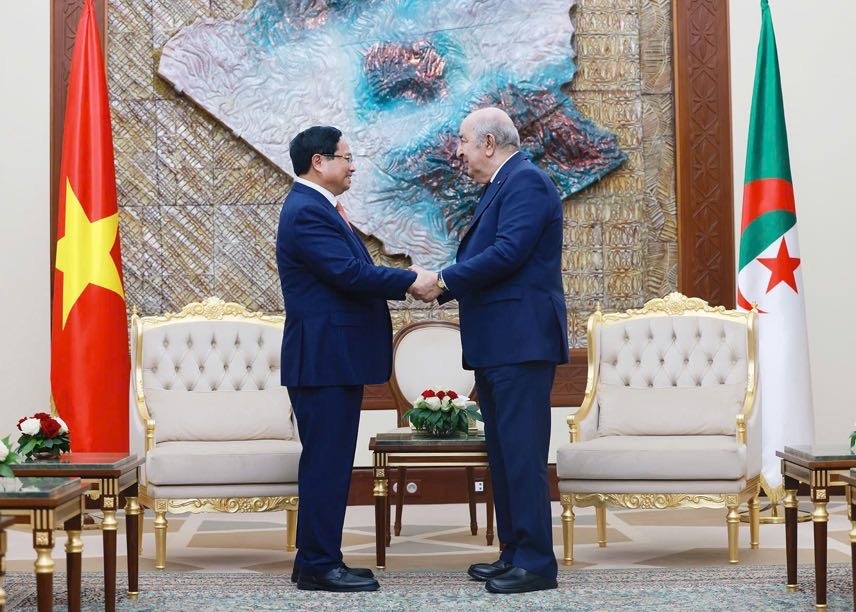 Tổng thống Abdelmadjid Tebboune khẳng định sẽ ủng hộ mạnh mẽ và chỉ đạo các cơ quan chức năng Algeria phối hợp chặt chẽ với phía Việt Nam để triển khai hiệu quả các cam kết, thỏa thuận, sớm cụ thể hóa khuôn khổ Đối tác Chiến lược bằng những dự án, hoạt động thiết thực - Ảnh: VGP/Nhật Bắc Tổng thống Abdelmadjid Tebboune khẳng định sẽ ủng hộ mạnh mẽ và chỉ đạo các cơ quan chức năng Algeria phối hợp chặt chẽ với phía Việt Nam để triển khai hiệu quả các cam kết, thỏa thuận, sớm cụ thể hóa khuôn khổ Đối tác Chiến lược bằng những dự án, hoạt động thiết thực - Ảnh: VGP/Nhật Bắc