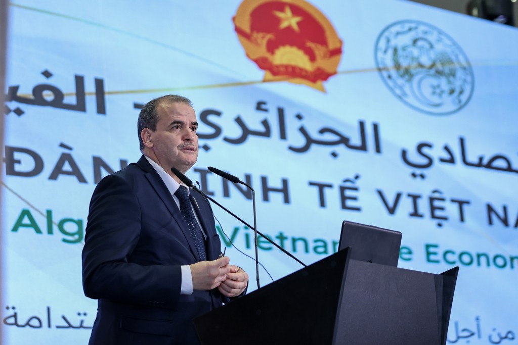 Khẳng định các doanh nghiệp Việt Nam và Algeria đều có nhiều rất nhiều cơ hội, Bộ trưởng Bộ Thương mại và Xúc tiến Xuất khẩu Algeria cho rằng đây là lúc hai nước cần phải tận dụng cơ hội từ nhu cầu của cả hai bên, trên nền tảng quan hệ chính trị đầy tin cậy và rất tốt đẹp - Ảnh: VGP/Nhật Bắc Khẳng định các doanh nghiệp Việt Nam và Algeria đều có nhiều rất nhiều cơ hội, Bộ trưởng Bộ Thương mại và Xúc tiến Xuất khẩu Algeria cho rằng đây là lúc hai nước cần phải tận dụng cơ hội từ nhu cầu của cả hai bên, trên nền tảng quan hệ chính trị đầy tin cậy và rất tốt đẹp - Ảnh: VGP/Nhật Bắc
