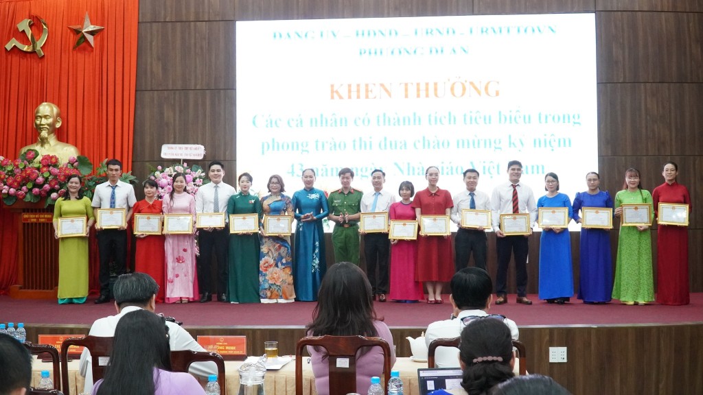 Lãnh đạo phường trao quà tri ân các nhà giáo hưu trí và UBND phường Dĩ An khen thưởng 64 cá nhân tiêu biểu trong phong trào thi đua chào mừng 43 năm Ngày Nhà giáo Việt Nam. Lãnh đạo phường trao quà tri ân các nhà giáo hưu trí và UBND phường Dĩ An khen thưởng 64 cá nhân tiêu biểu trong phong trào thi đua chào mừng 43 năm Ngày Nhà giáo Việt Nam.