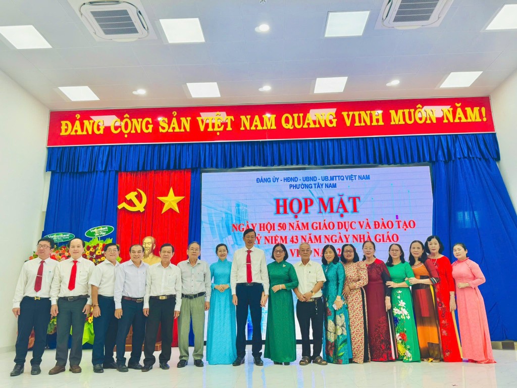 Lãnh đạo phường Tây Nam chụp ảnh lưu niệm cùng các thầy cô giáo Lãnh đạo phường Tây Nam chụp ảnh lưu niệm cùng các thầy cô giáo