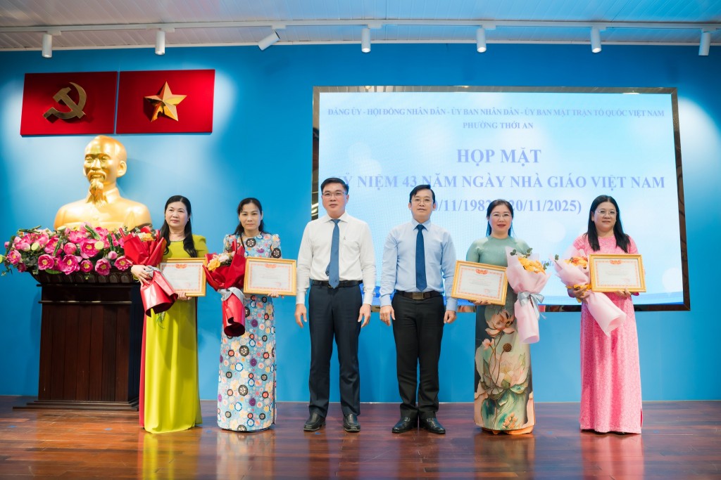 Ủy ban nhân dân phường trao tặng 04 danh hiệu tập thể Lao động xuất sắc năm học 2024 - 2025; 10 phần quà lưu niệm dành tặng các thầy giáo, cô giáo đã nghỉ hưu – những người đã dành trọn cả tuổi trẻ cho sự nghiệp trồng người trên địa bàn phường; Khen thưởng 63 cá nhân đạt Giải thưởng Không khí tri ân nhà giáo lan tỏa tại TP Hồ Chí Minh