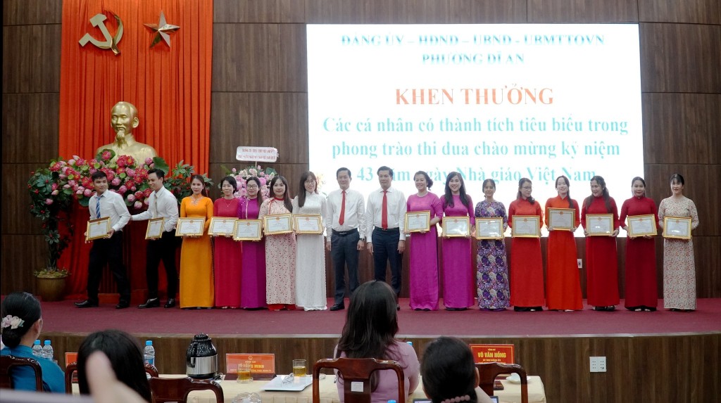 Không khí tri ân 20/11 lan tỏa với nhiều hoạt động ý nghĩa Không khí tri ân 20/11 lan tỏa với nhiều hoạt động ý nghĩa
