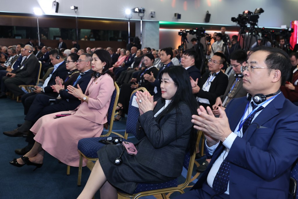 Thủ tướng mời gọi doanh nghiệp Việt Nam đầu tư tại Algeria để xuất khẩu sang 3 châu lục Thủ tướng mời gọi doanh nghiệp Việt Nam đầu tư tại Algeria để xuất khẩu sang 3 châu lục