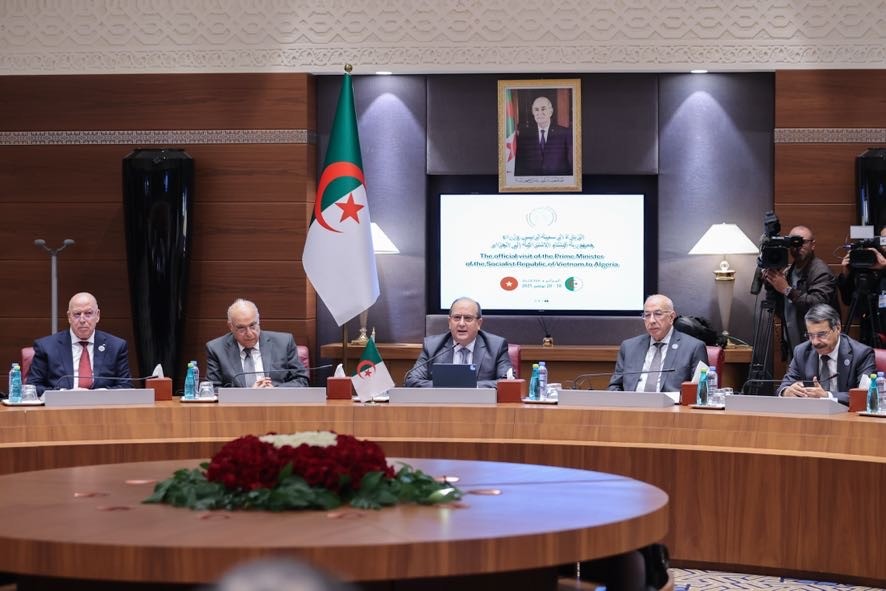Thủ tướng Algeria nhất trí với các đề xuất của Thủ tướng Phạm Minh Chính, cam kết sẽ chỉ đạo các cơ quan liên quan của Algeria phối hợp chặt chẽ với Việt Nam để triển khai hiệu quả các cam kết và định hướng hợp tác trên - Ảnh: VGP/Nhật Băc Thủ tướng Algeria nhất trí với các đề xuất của Thủ tướng Phạm Minh Chính, cam kết sẽ chỉ đạo các cơ quan liên quan của Algeria phối hợp chặt chẽ với Việt Nam để triển khai hiệu quả các cam kết và định hướng hợp tác trên - Ảnh: VGP/Nhật Băc
