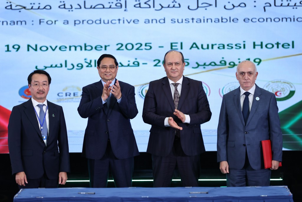 Thủ tướng Phạm Minh Chính và Thủ tướng Sifi Ghrieb chứng kiến ký kết giữa các doanh nghiệp Việt Nam và Algeria - Ảnh: VGP/Nhật Bắc Thủ tướng Phạm Minh Chính và Thủ tướng Sifi Ghrieb chứng kiến ký kết giữa các doanh nghiệp Việt Nam và Algeria - Ảnh: VGP/Nhật Bắc