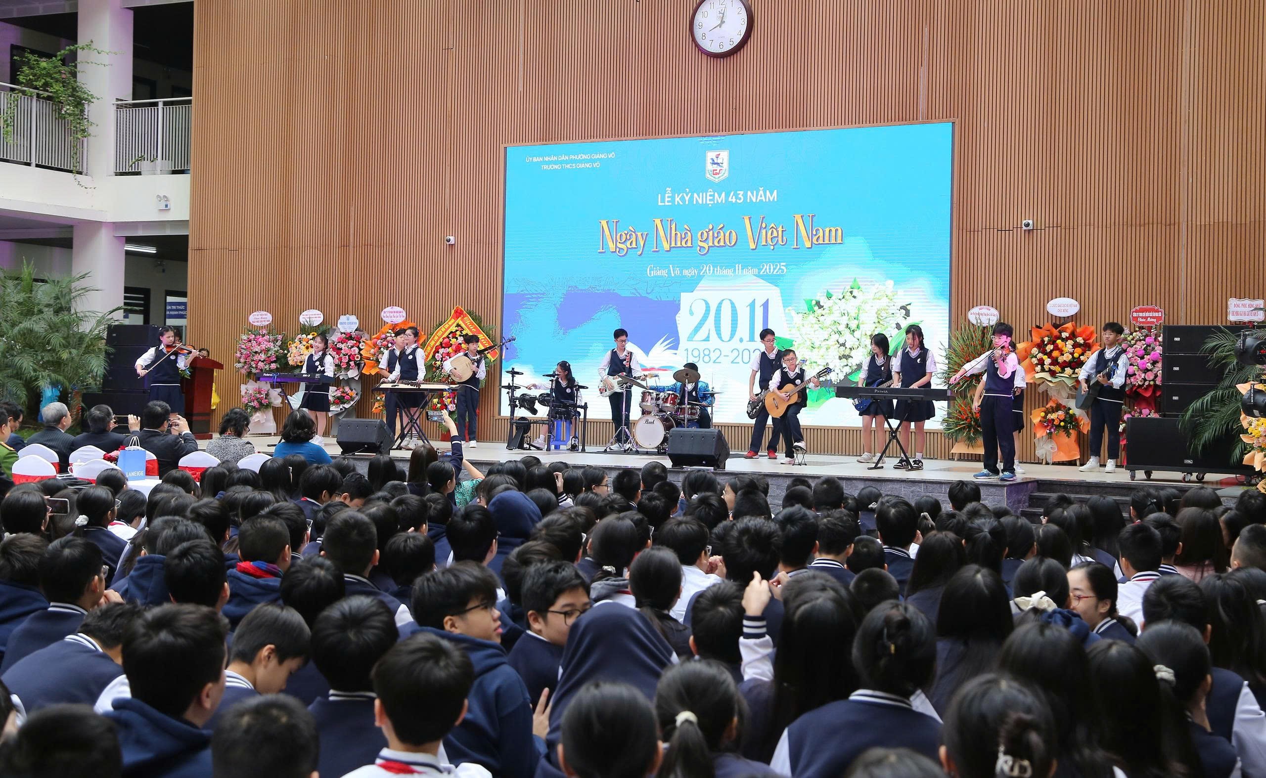 Các tiết mục văn nghệ do học sinh biểu diễn chào mừng buổi lễ tri ân thầy cô