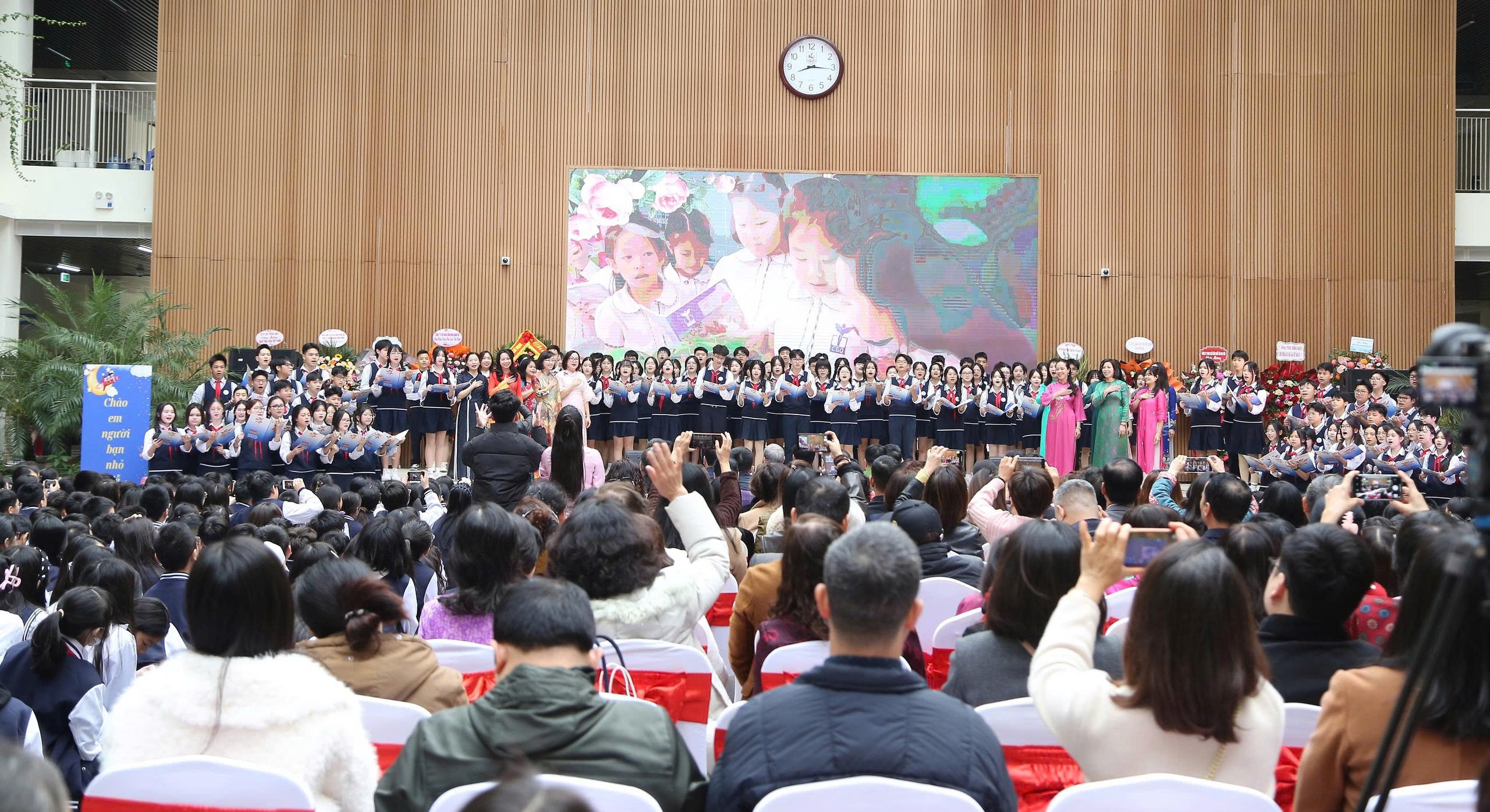 Cô và trò cùng hòa ca trong dịp kỷ niệm ngày Nhà giáo Việt Nam