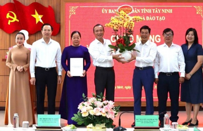 Lãnh đạo tỉnh Tây Ninh thăm, chúc mừng ngành Giáo dục