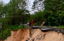 Lâm Đồng: Đèo Mimosa sạt lở nghiêm trọng, giao thông tê liệt