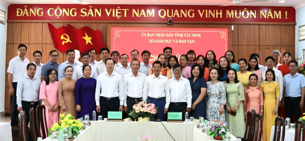 Lãnh đạo tỉnh Tây Ninh thăm, chúc mừng ngành Giáo dục