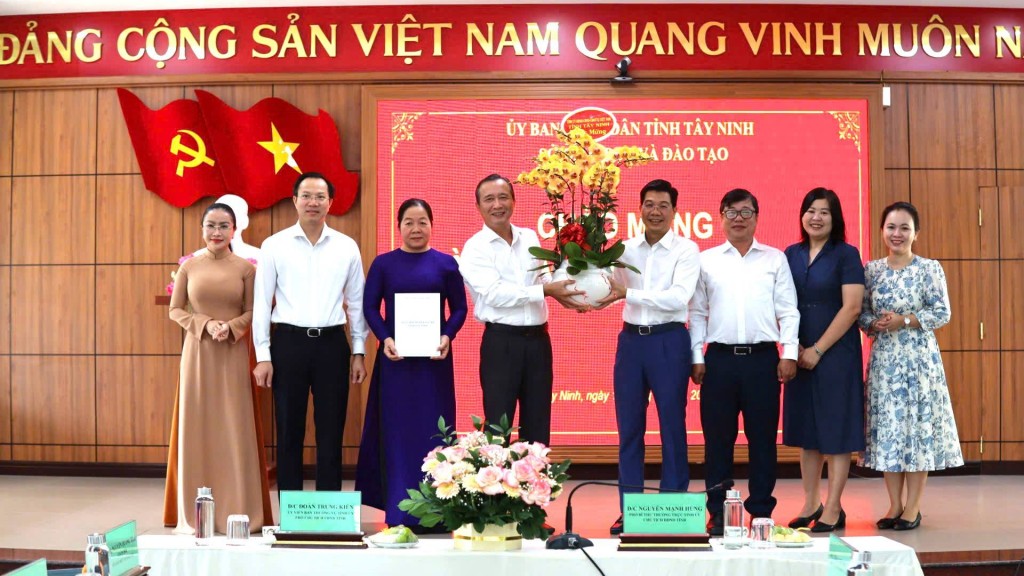 Lãnh đạo tỉnh Tây Ninh thăm, chúc mừng ngành Giáo dục