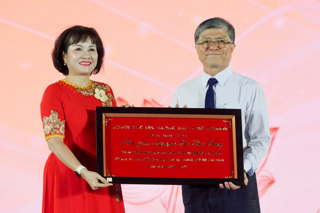 TP HCM vinh danh 50 Nhà giáo tiêu biểu vì sự nghiệp giáo dục TP HCM vinh danh 50 Nhà giáo tiêu biểu vì sự nghiệp giáo dục