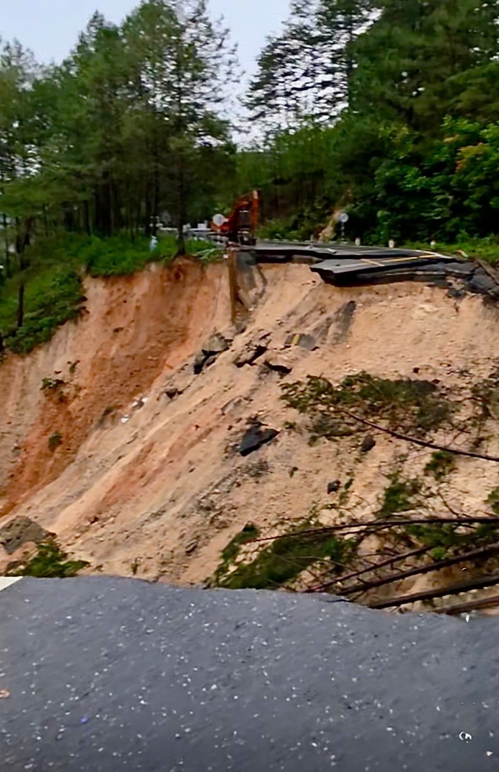 Vực sâu hơn 30 mét, rộng khoảng 70 mét đã chia cắt một trong những cửa ngõ huyết mạch vào trung tâm Đà Lạt (Ảnh: CTV)