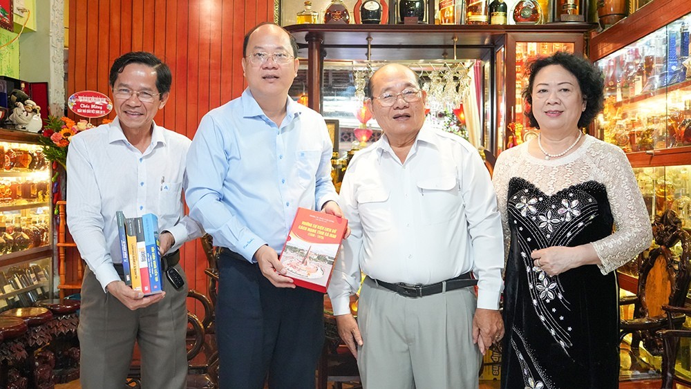 NGND - Tiến sĩ Thái Văn Long tặng sách cho Bí thư Tỉnh uỷ và đoàn công tác.