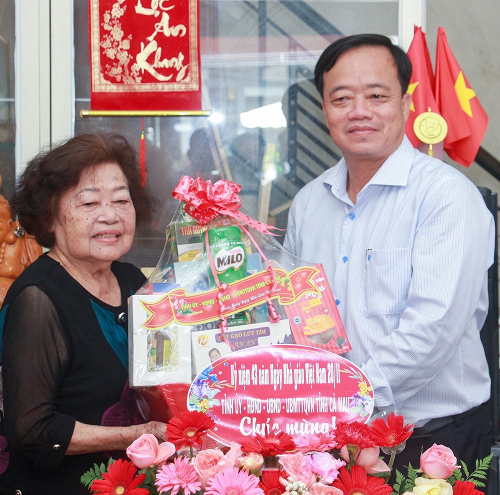 Cô Đàm Thị Ngọc Thơ nhận hoa, quà của Phó Bí thư Thường trực Tỉnh ủy Cà Mau Huỳnh Quốc Việt nhân kỷ niệm 43 năm Ngày Nhà giáo Việt Nam.