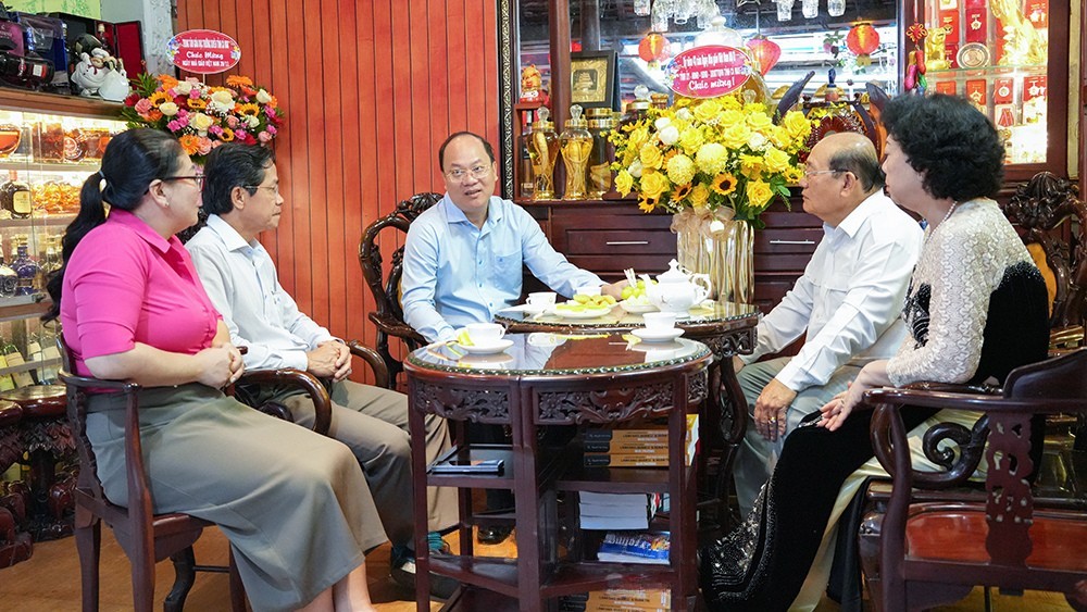 Bí thư Tỉnh ủy Nguyễn Hồ Hải (giữa) cùng đoàn công tác đến thăm Nhà giáo Nhân dân, Tiến sĩ Thái Văn Long (thứ hai bên phải).