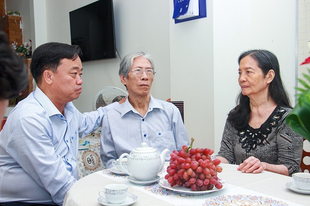 Phó Bí thư Thường trực Tỉnh ủy Huỳnh Quốc Việt thăm hỏi sức khỏe Nhà giáo Ưu tú Lý Văn Phú và cô Lê Thị Mỹ Huê.