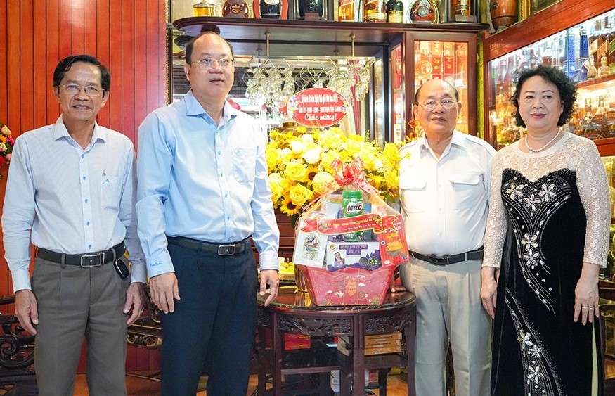 Tri ân nhà giáo tiêu biểu, khẳng định chiến lược phát triển giáo dục